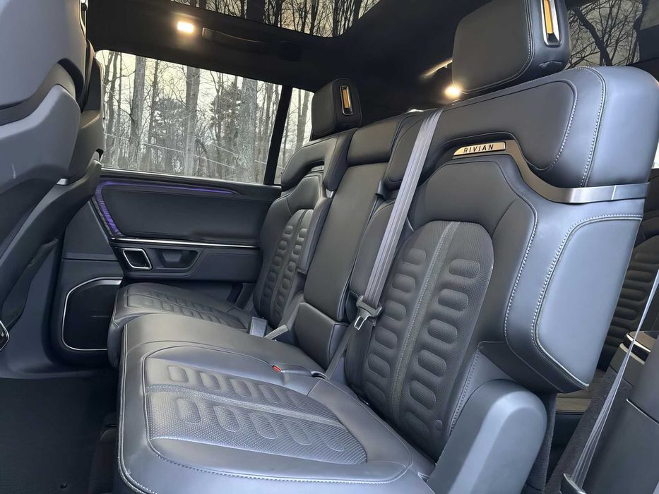 Rivian R1S      2022