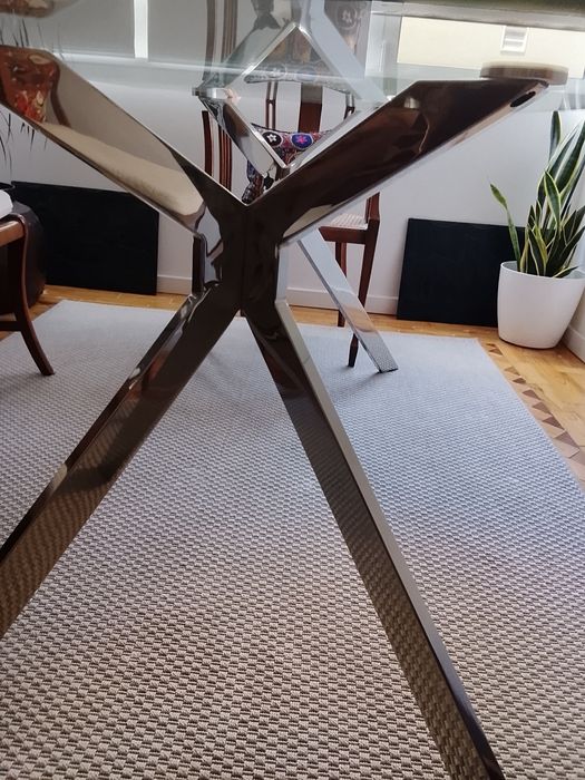 Mesa de vidro com pés de alumínio