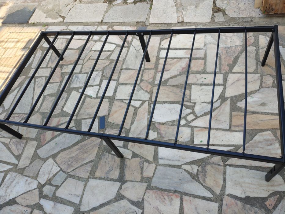 Cama de Solteiro em metal preto
