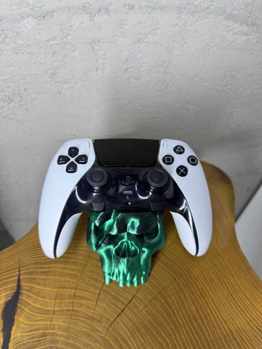 Podstawka, stojak, uchwyt, na Pada do PS5 – Druk 3D, czaszka-dwubarwna