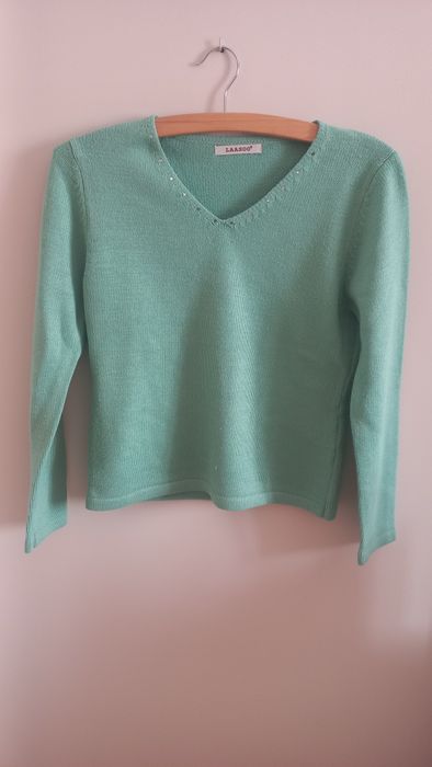 Sweter miętowy z dekoltem w serek