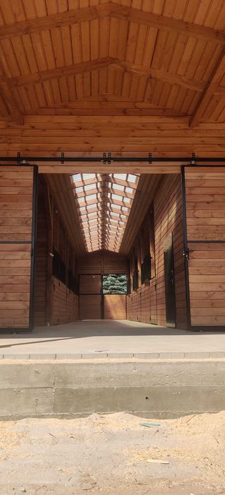 KOŃSTRUKCJE Stajnie dla koni