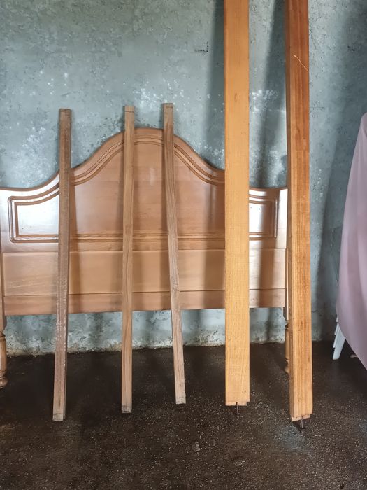 Cama usada com colchão e estrado