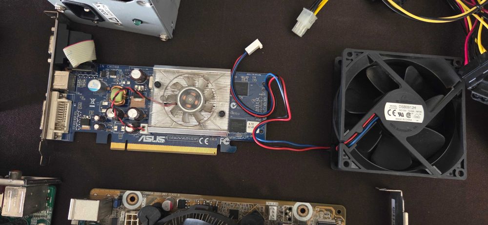 Componentes de PC antigos sem testar