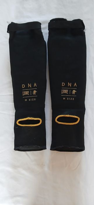 2 Luvas LEONE e um protector de pernas LEONE
