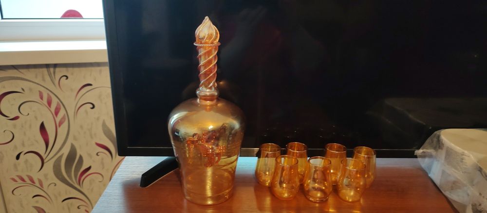 Продам графин і 7 рюмок із жовтого скла