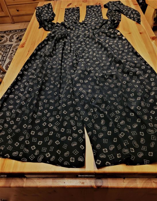 Szerokie spodnie do pół łydki z szerokimi szelkami i  kokardą