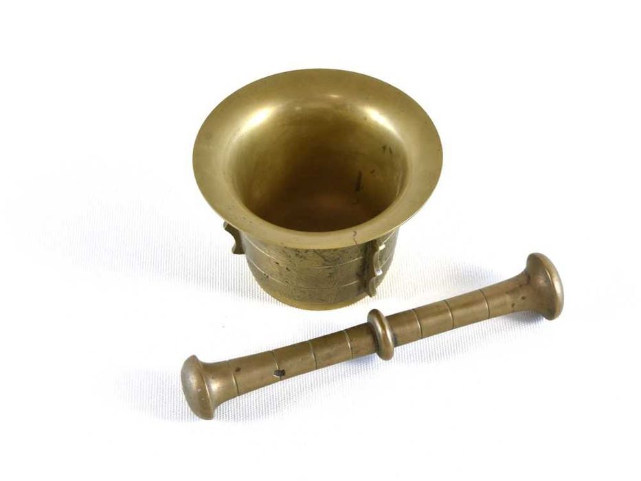 lmofariz antigo com pilão em bronze trabalhado.