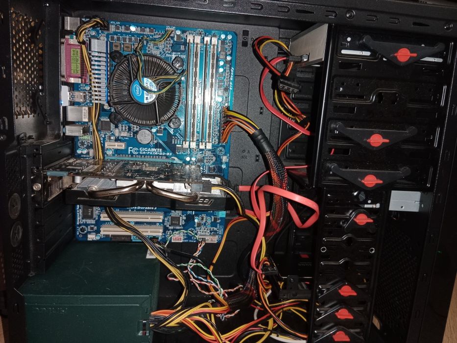 Komputer z monitorem