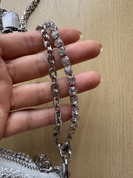 Mala prateada toda em folhos brilhantes