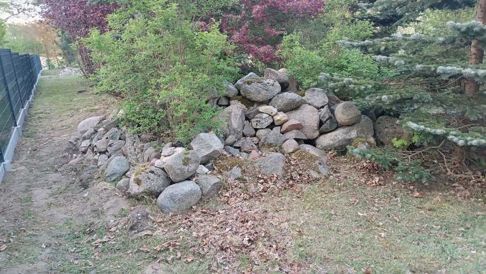 Kamienie, np. pod fundament