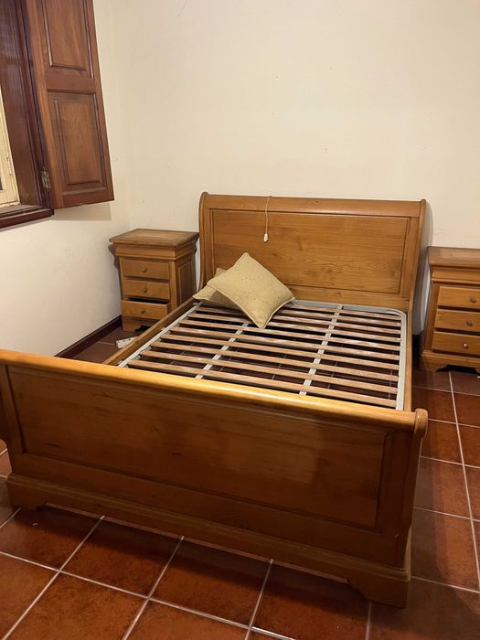 Conjunto de Quarto - Cama + x2 Mesa Cabeceira + Comoda - Madeira maciça