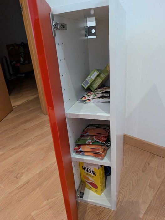 Armário IKEA porta Ringhult vermelha