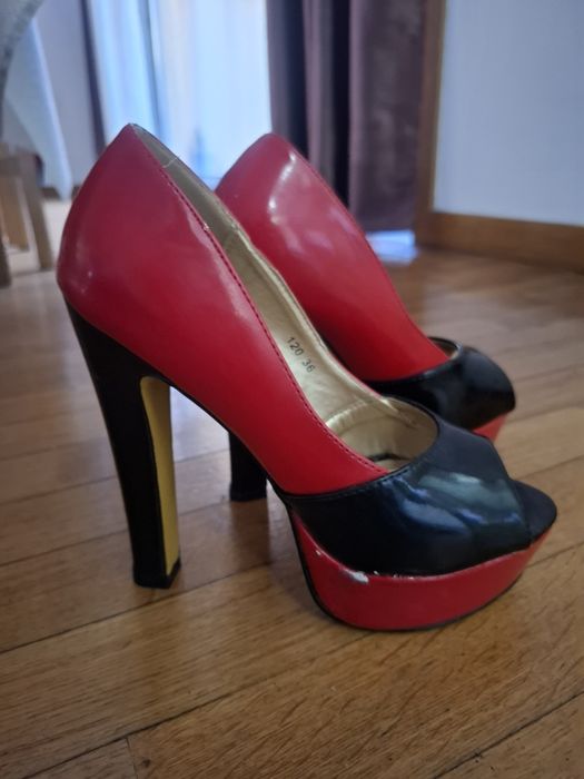 Sapatos de salto alto