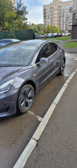 Tesla Model 3 2020 рік.