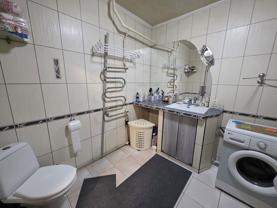 Будинок + приміщення