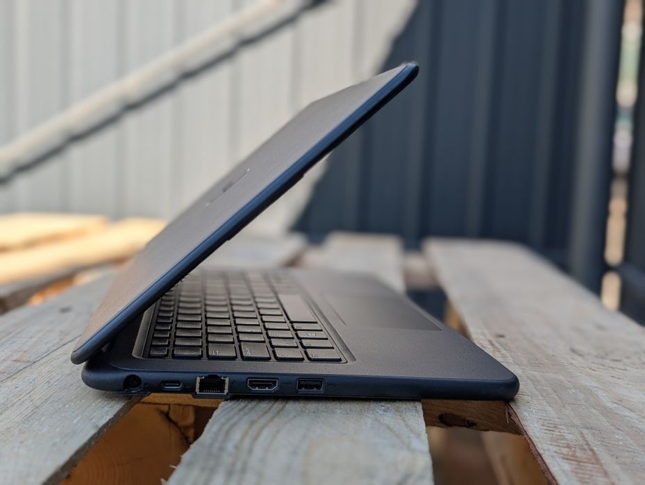 Ноутбук Dell Latitude 3300	/i3-7020U/8/256/HD/13"/бюджетний