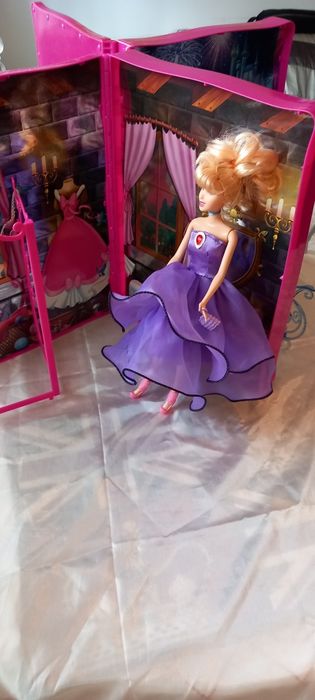 Livro da Disney, boneca e cavalo