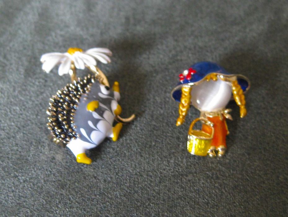 Alfinete / Broche / Pregadeira Menina de Chapeu e Balde NOVO