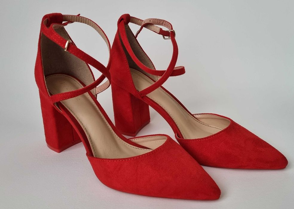 Czerwone Czółenka na słupku DeeZee