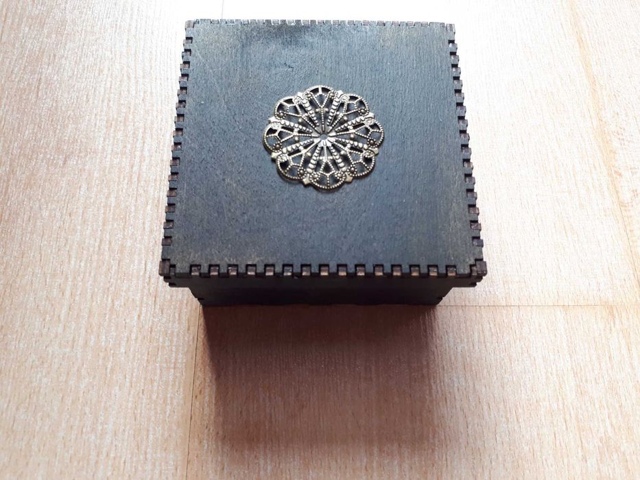 Drewniana kasetka, szkatułka - wym. 10 x 10 x 5 cm