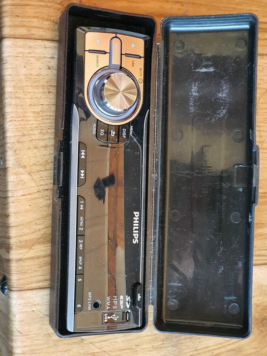 Переднюю панель автомагнитолы Philips CEM220 в отличном состоянии.