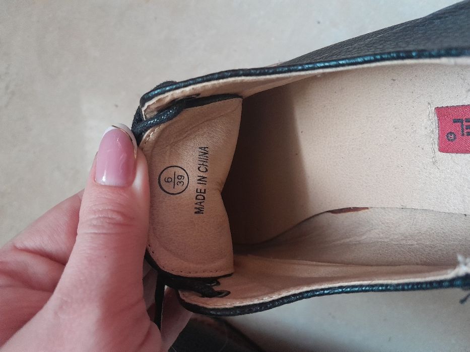 Czarne buty sznurowane 39