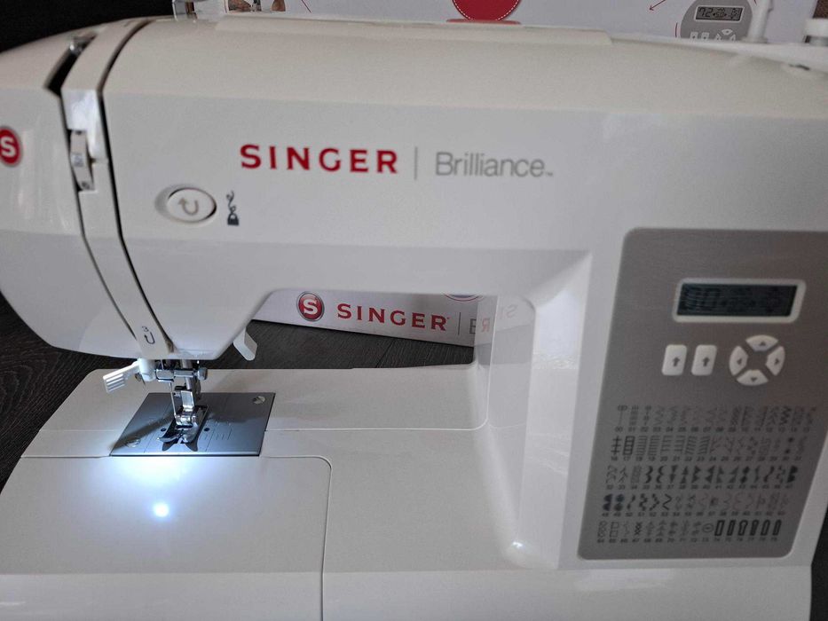 Vendo máquina de costura SINGER Brilliance 6180, nunca utilizada, caixa original.