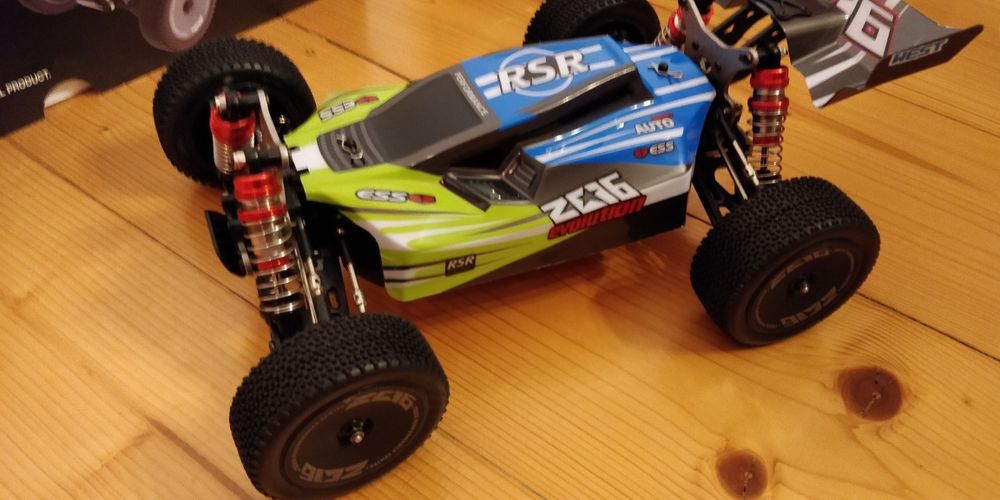 Wltoys 144001, 4x4, 60km/h, aku. 1500 mAh + dod. 2600 mAh