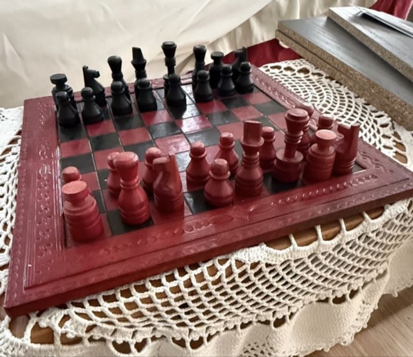 Jogo de Xadrez Vintage em Madeira com Moldura em Couro Trabalhado