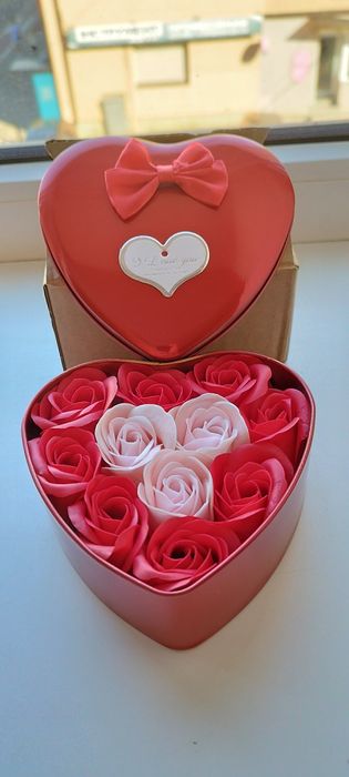 Набір з Мильних Троянд у Подарунковій коробці