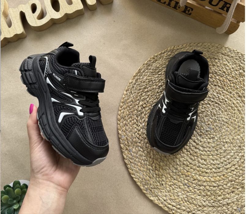 Нові кросівки на хлопчика