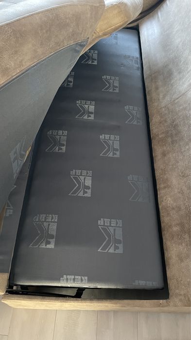 Продам шкіряний диван КЕДР з двома кріслами в комплекті