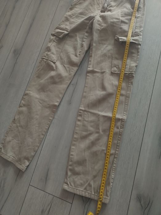 Beżowe spodnie cargo prostą nogawką kieszenie straight jeansy viral