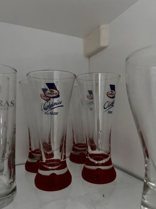 Copos e canecas variados