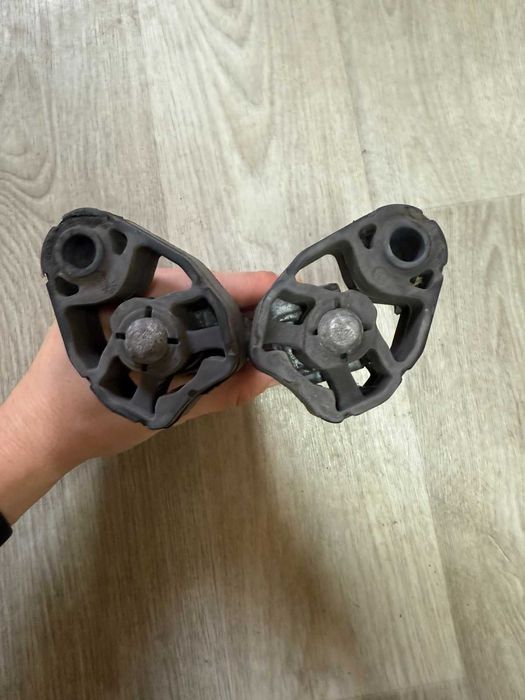 Кронштейн глушителя задний правий левий Audi Q5 Ауди R8 Кю5 2009-2017