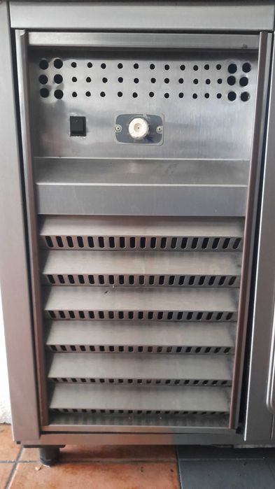 Bancada de refrigeração de bar para bebidas.