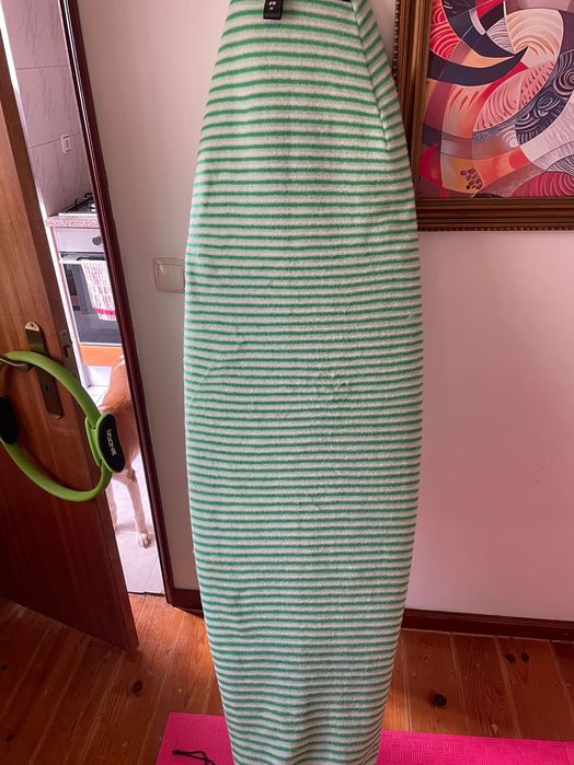 Material completo para surf. Prancha 6.3, capa, roupa de borracha.