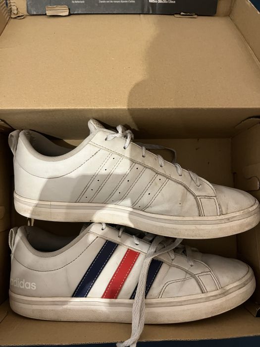 Tenis adidas - brancos