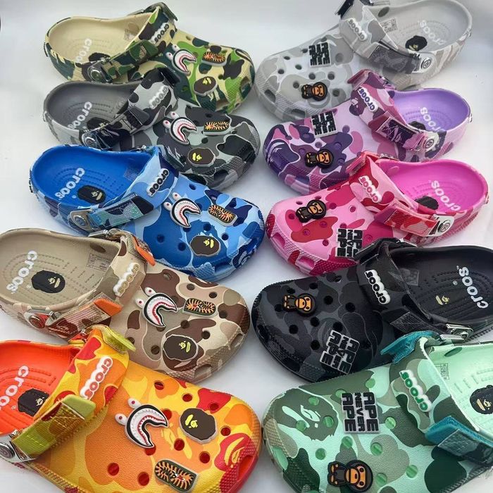 ‼️РОЗПРОДАЖ‼️/ Тапочки Crocs & Варе/ Крокси Бейп з джибітсами/Камуфляжні крокси

Тапки Бейп