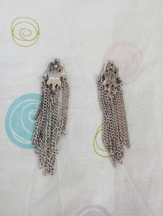 Brincos compridos com correntes
