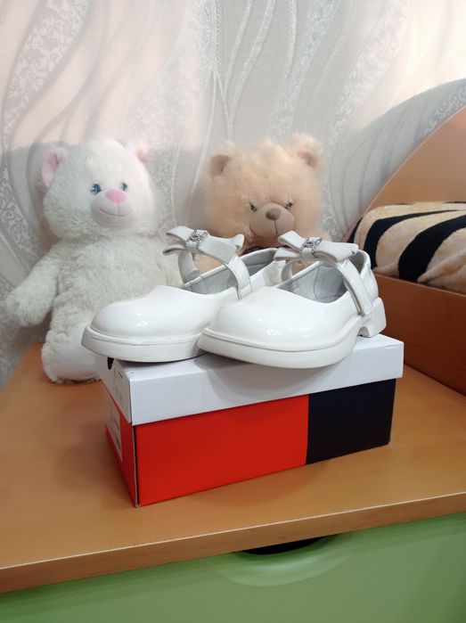 Дитяче взуття для дівчинки.
