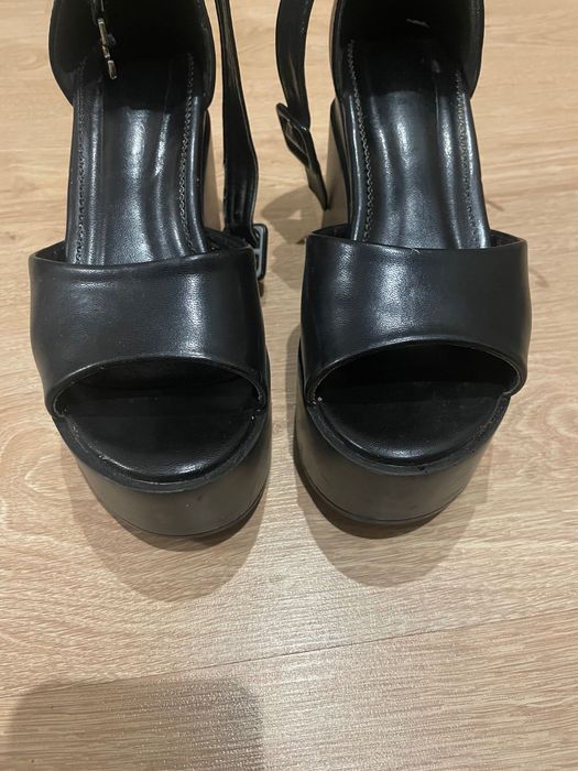 Босоніжки на танкетці