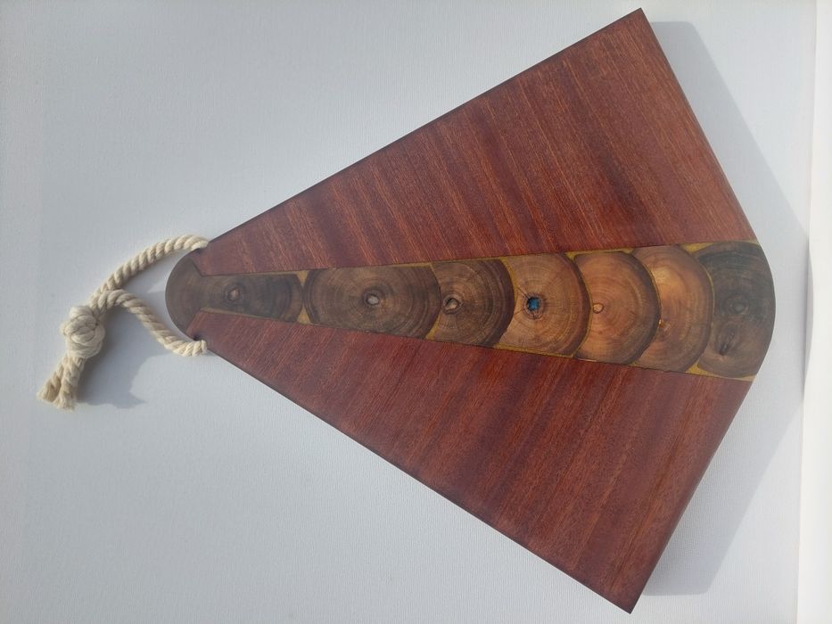 Tábua de apresentação / corte em mogno e resina epoxi
