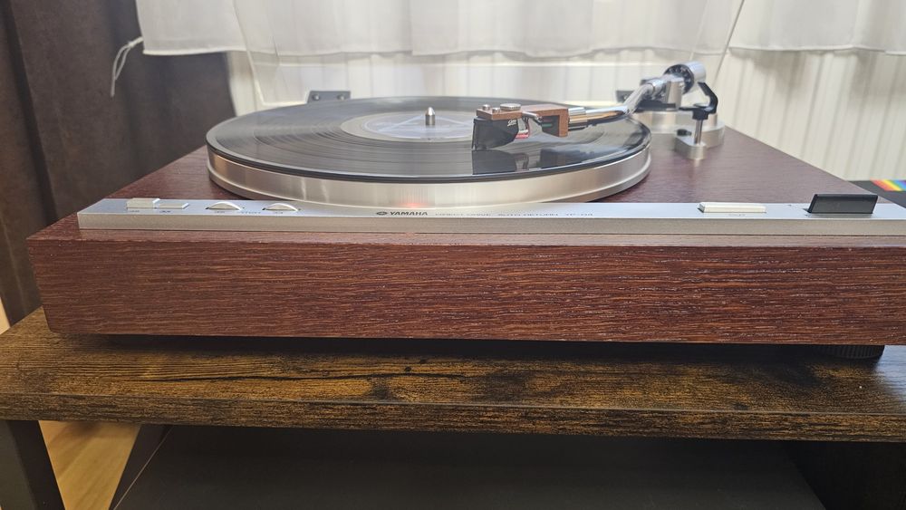 Програвач вінілу Yamaha YP-D4.