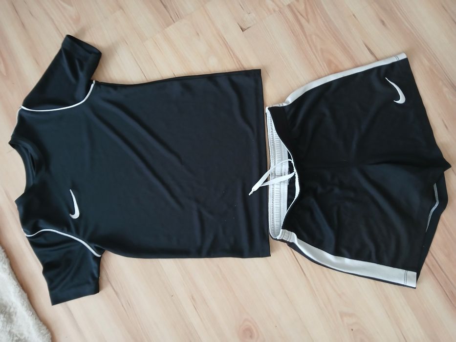 Komplet sportowy nike r.134