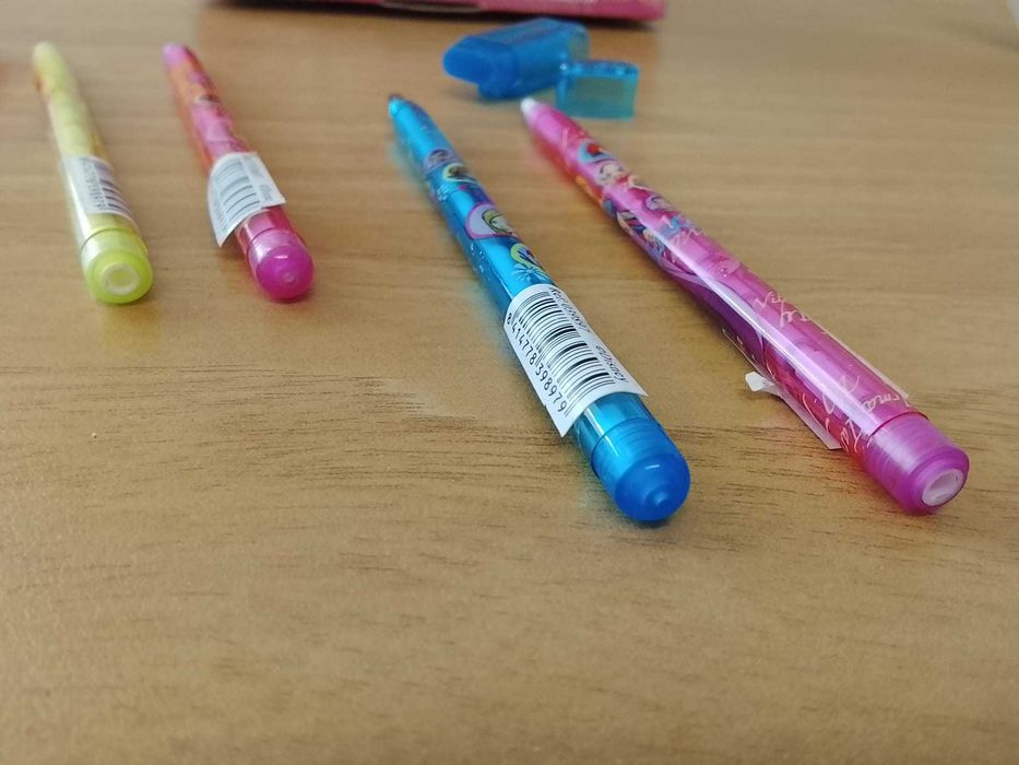 Caixa com 36 Esferográficas + lapiseiras da W.I.T.C.H