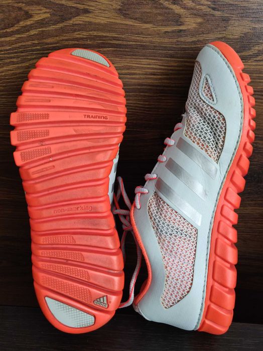 Adidas training  яркие кроссовки р .40,5 стелька 25,5 см. серые