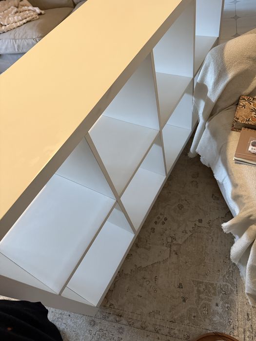 Estante Kallax Ikea branca 8 cubos e pés em madeira