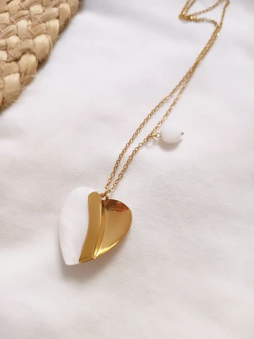 Colar Dourado com Pendente de Coração
